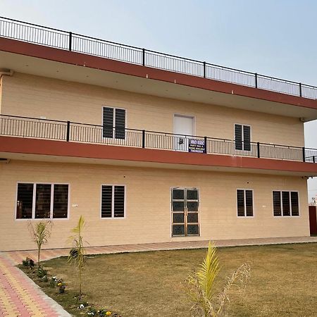 Отель Shrinath Residency Большая Нойда Экстерьер фото
