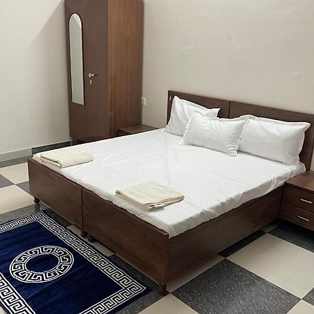 Отель Shrinath Residency Большая Нойда Экстерьер фото