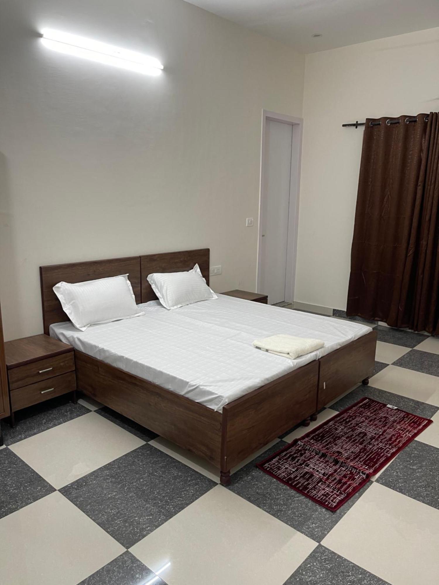 Отель Shrinath Residency Большая Нойда Экстерьер фото